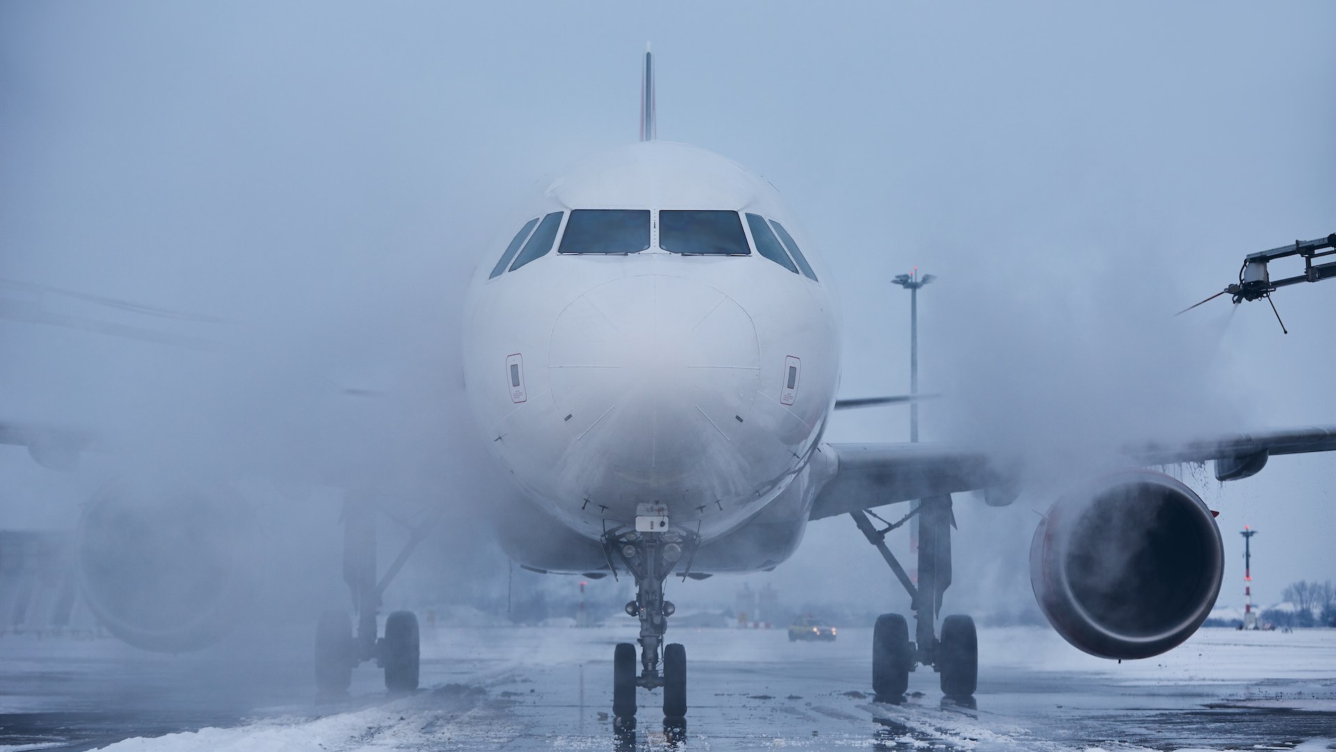 भारी बर्फबारी के कारण फ्रैंकफर्ट हवाईअड्डे को बड़े पैमाने पर रद्द करना पड़ा